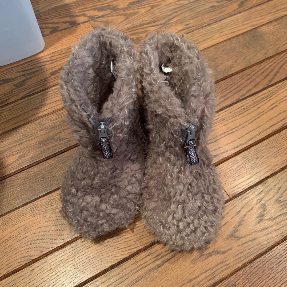 Fuzzy bootie slippers. Size 5-6.